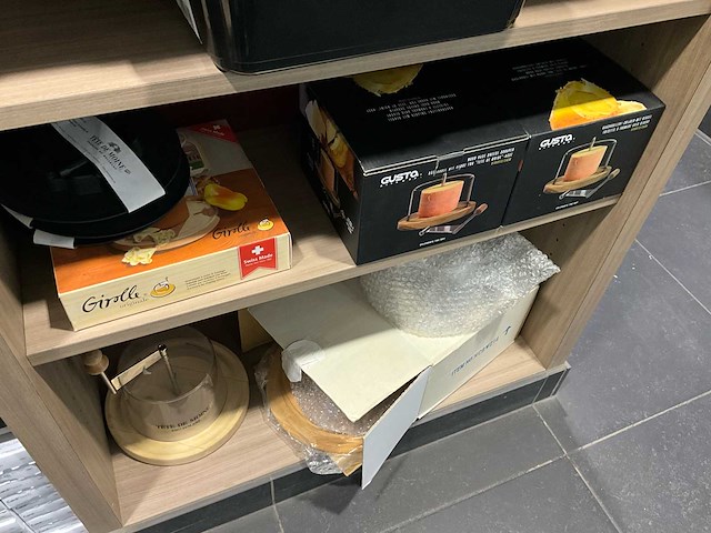 Stock kaaswinkel (raspen, fondue, stolpen,…) - ongebruikt - afbeelding 1 van  13