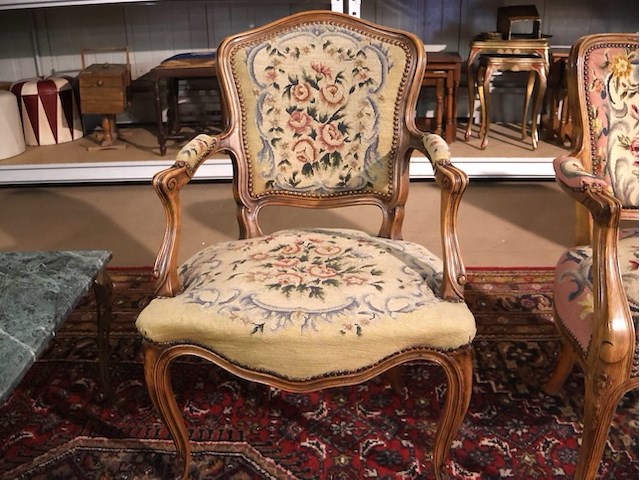 Stoel met borduurwerk (x3) - afbeelding 3 van  15