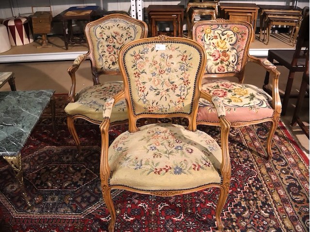 Stoel met borduurwerk (x3) - afbeelding 1 van  15