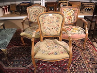 Stoel met borduurwerk (x3) - afbeelding 1 van  15