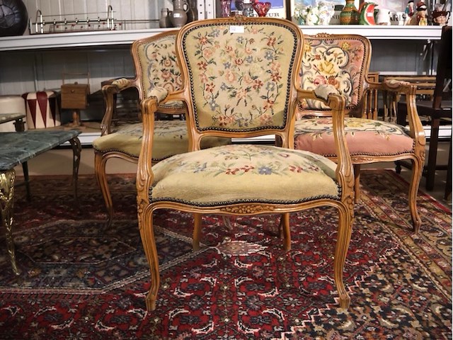 Stoel met borduurwerk (x3) - afbeelding 9 van  15