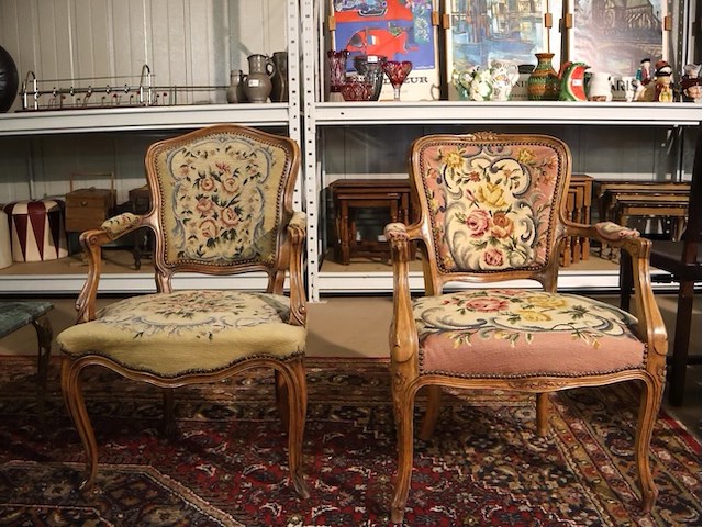 Stoel met borduurwerk (x3) - afbeelding 13 van  15