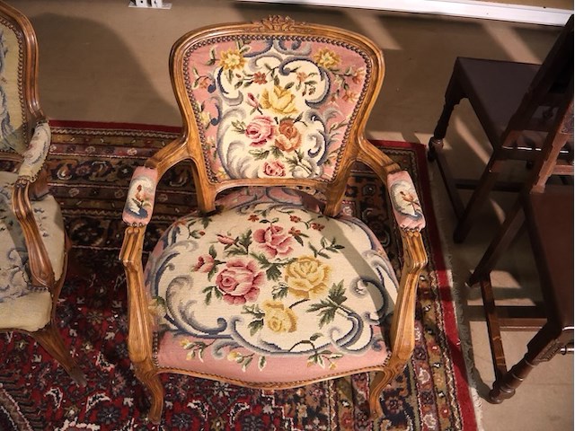 Stoel met borduurwerk (x3) - afbeelding 14 van  15