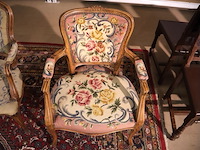Stoel met borduurwerk (x3) - afbeelding 14 van  15