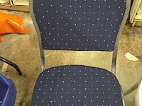 Stoel met stoffen zit en rug - afbeelding 1 van  1