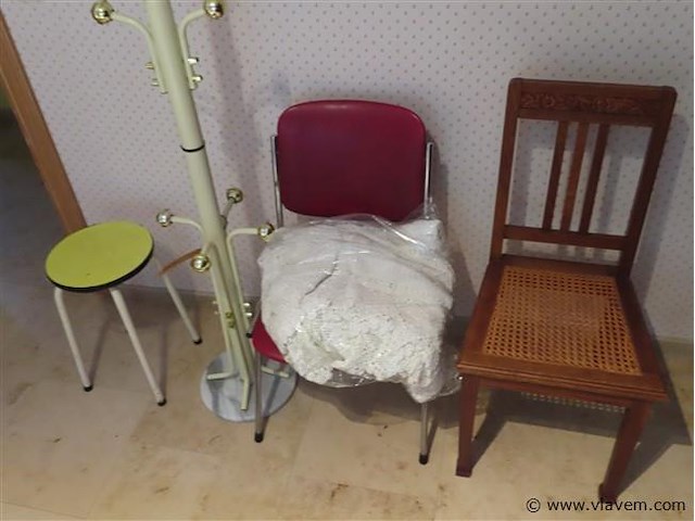 Stoelen 3 stuks, bedsprei kant, kapstok met beschadigingen - afbeelding 2 van  3