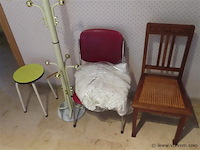 Stoelen 3 stuks, bedsprei kant, kapstok met beschadigingen - afbeelding 2 van  3