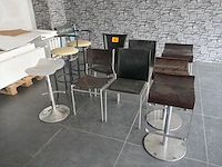 Stoelen en barkrukken