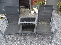 Stoelen en geïntegreerde tuintafel