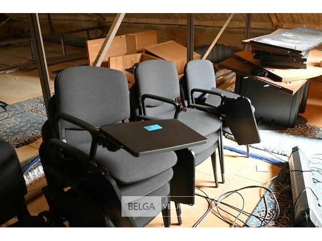 Stoelen met schrijfplank (11x) - afbeelding 2 van  3