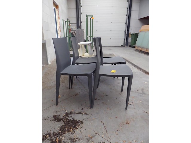 Stoelen - afbeelding 2 van  2