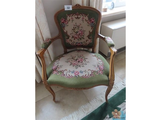 Stoeltje borduurwerk - afbeelding 1 van  3