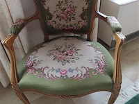 Stoeltje borduurwerk - afbeelding 1 van  3