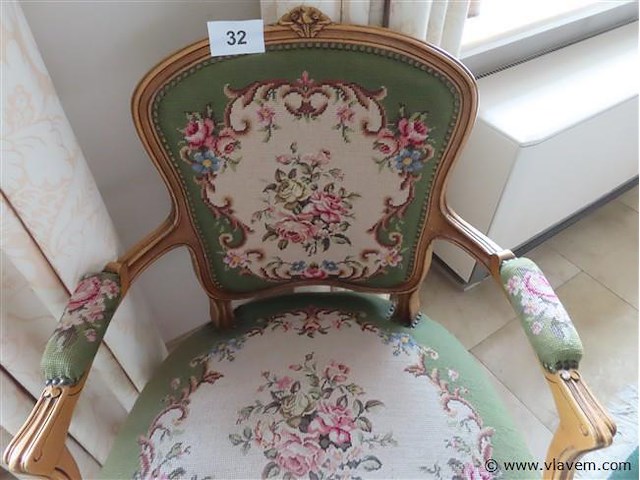 Stoeltje borduurwerk - afbeelding 3 van  3