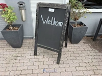 Stoepbord en sigarettenpaal