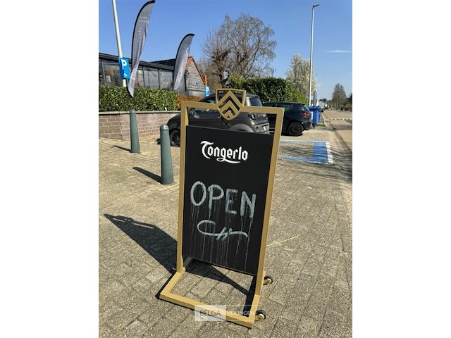 Stoepbord tongerlo in metaal op wielen - afbeelding 2 van  5