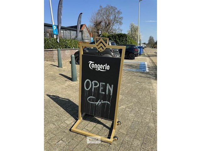 Stoepbord tongerlo in metaal op wielen - afbeelding 3 van  5