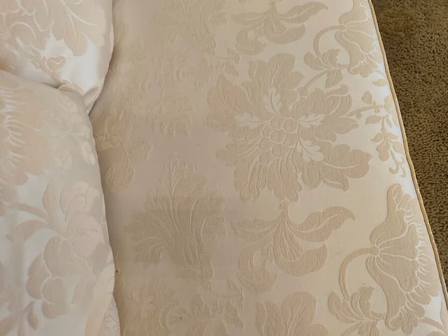 Stoffen cremekleurige salon met bloemenmotief bestaande uit een 2 zit, 3 zit en een clubzetel - afbeelding 3 van  13