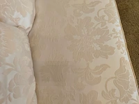 Stoffen cremekleurige salon met bloemenmotief bestaande uit een 2 zit, 3 zit en een clubzetel - afbeelding 3 van  13