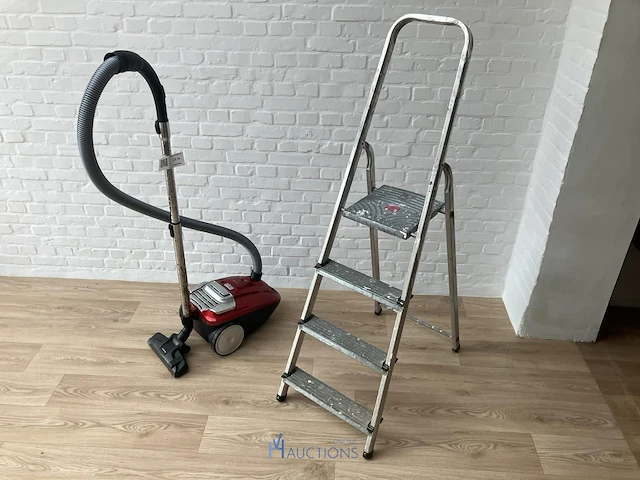 Stofzuiger inventum met trapladder en statafel - afbeelding 1 van  4