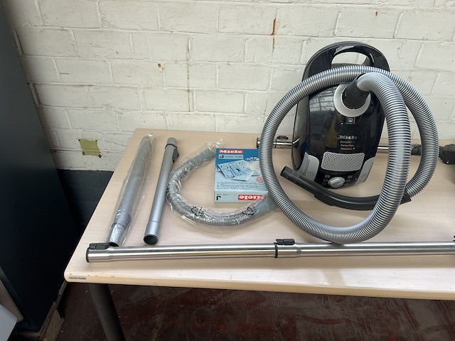 Stofzuiger miele met toebehoren - afbeelding 1 van  4