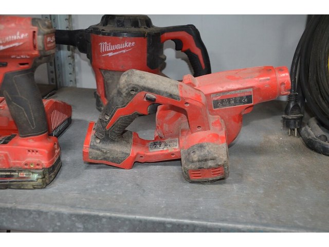 Stofzuiger milwaukee m18cv op accu, schroefmachine milwaukee m18fid, blazer milwaukee m18bbl, accu lader milwaukee m12-18fc en 1 accu (19,22,25,26) - afbeelding 2 van  13