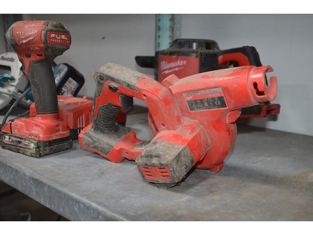 Stofzuiger milwaukee m18cv op accu, schroefmachine milwaukee m18fid, blazer milwaukee m18bbl, accu lader milwaukee m12-18fc en 1 accu (19,22,25,26) - afbeelding 3 van  13