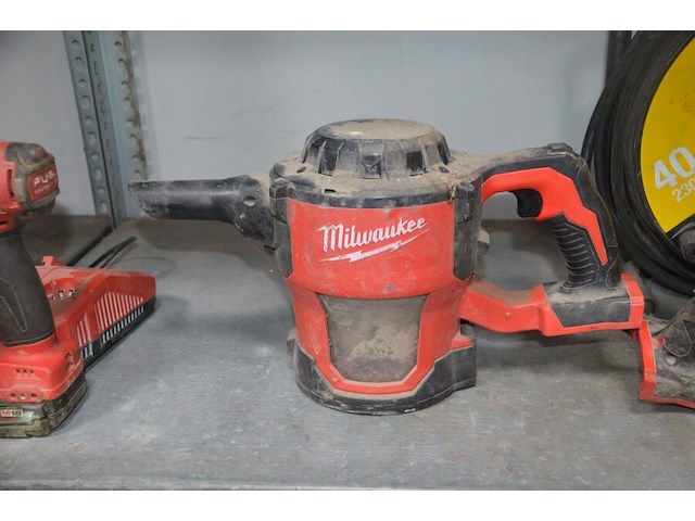 Stofzuiger milwaukee m18cv op accu, schroefmachine milwaukee m18fid, blazer milwaukee m18bbl, accu lader milwaukee m12-18fc en 1 accu (19,22,25,26) - afbeelding 5 van  13