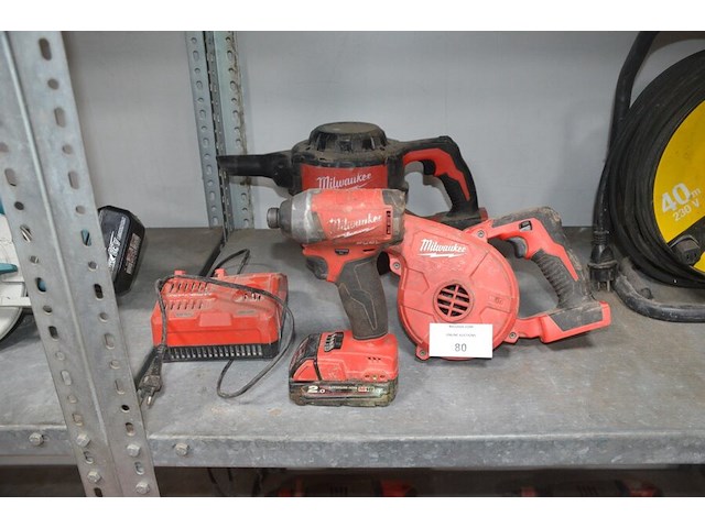 Stofzuiger milwaukee m18cv op accu, schroefmachine milwaukee m18fid, blazer milwaukee m18bbl, accu lader milwaukee m12-18fc en 1 accu (19,22,25,26) - afbeelding 1 van  13