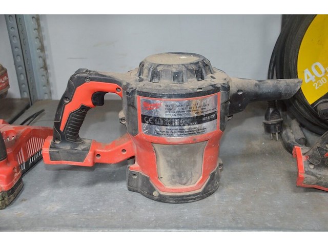 Stofzuiger milwaukee m18cv op accu, schroefmachine milwaukee m18fid, blazer milwaukee m18bbl, accu lader milwaukee m12-18fc en 1 accu (19,22,25,26) - afbeelding 6 van  13