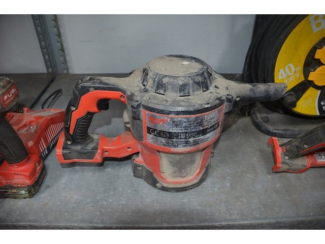 Stofzuiger milwaukee m18cv op accu, schroefmachine milwaukee m18fid, blazer milwaukee m18bbl, accu lader milwaukee m12-18fc en 1 accu (19,22,25,26) - afbeelding 7 van  13