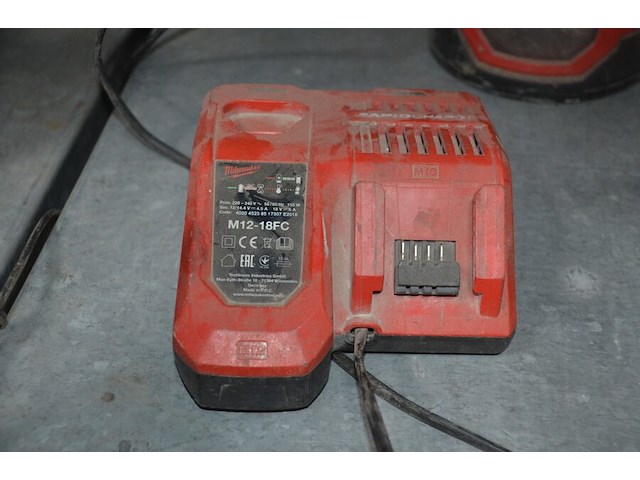 Stofzuiger milwaukee m18cv op accu, schroefmachine milwaukee m18fid, blazer milwaukee m18bbl, accu lader milwaukee m12-18fc en 1 accu (19,22,25,26) - afbeelding 9 van  13