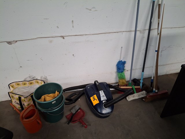 Stofzuiger + poetsmateriaal - afbeelding 1 van  4