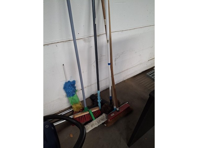 Stofzuiger + poetsmateriaal - afbeelding 3 van  4