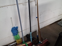 Stofzuiger + poetsmateriaal - afbeelding 3 van  4