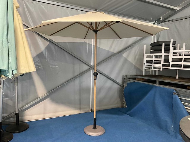 Stokparasol aluminium beige 270cm incl betonnen voet - afbeelding 1 van  4