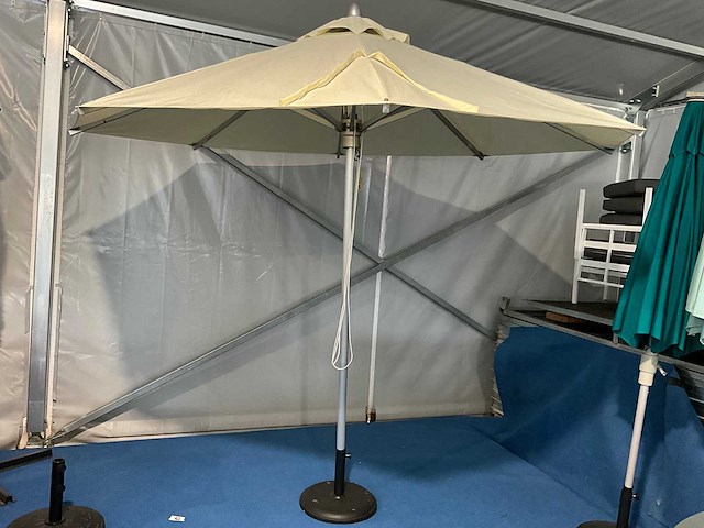 Stokparasol rvs beige 290cm incl betonnen voet - afbeelding 1 van  5