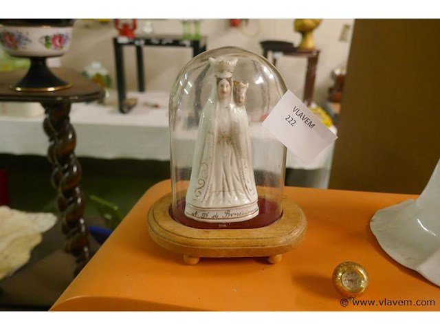 Stolpje met antiek devotica beeldje - afbeelding 1 van  1