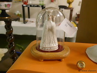 Stolpje met antiek devotica beeldje - afbeelding 1 van  1