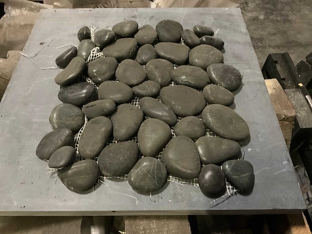 Stones & mosaics zwart grote partij mozaïek tegel in keien - afbeelding 1 van  4