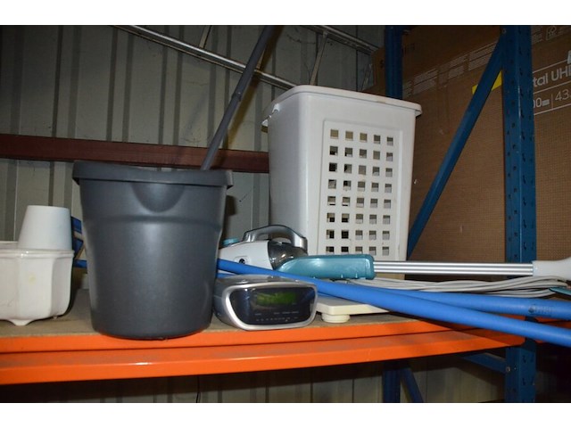 Stoommop black&decker, schrobborstel en aftrekker, personenweegschaal soehnle, pvc wasmand, diverse bloempotten en schalen - afbeelding 2 van  11