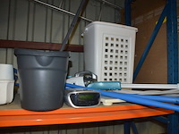 Stoommop black&decker, schrobborstel en aftrekker, personenweegschaal soehnle, pvc wasmand, diverse bloempotten en schalen - afbeelding 2 van  11