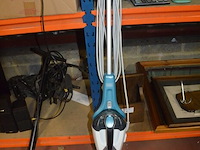 Stoommop black&decker, schrobborstel en aftrekker, personenweegschaal soehnle, pvc wasmand, diverse bloempotten en schalen - afbeelding 3 van  11