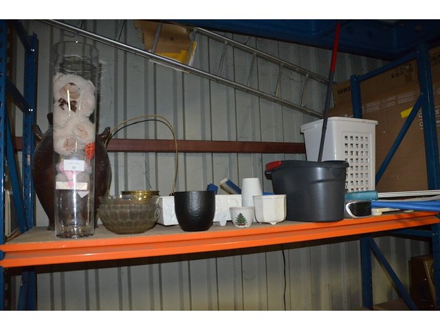 Stoommop black&decker, schrobborstel en aftrekker, personenweegschaal soehnle, pvc wasmand, diverse bloempotten en schalen - afbeelding 1 van  11