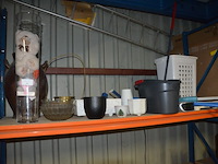 Stoommop black&decker, schrobborstel en aftrekker, personenweegschaal soehnle, pvc wasmand, diverse bloempotten en schalen - afbeelding 1 van  11