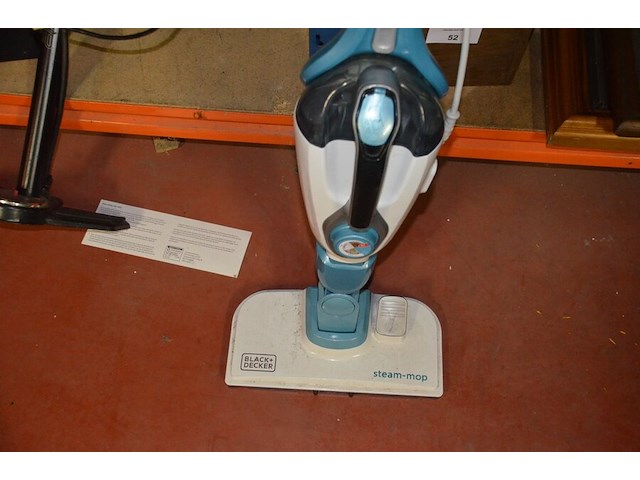 Stoommop black&decker, schrobborstel en aftrekker, personenweegschaal soehnle, pvc wasmand, diverse bloempotten en schalen - afbeelding 4 van  11