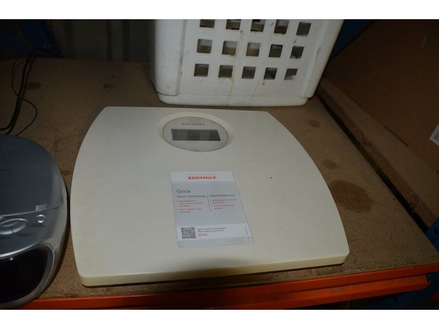 Stoommop black&decker, schrobborstel en aftrekker, personenweegschaal soehnle, pvc wasmand, diverse bloempotten en schalen - afbeelding 5 van  11