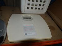 Stoommop black&decker, schrobborstel en aftrekker, personenweegschaal soehnle, pvc wasmand, diverse bloempotten en schalen - afbeelding 5 van  11