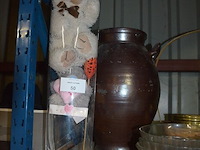 Stoommop black&decker, schrobborstel en aftrekker, personenweegschaal soehnle, pvc wasmand, diverse bloempotten en schalen - afbeelding 6 van  11