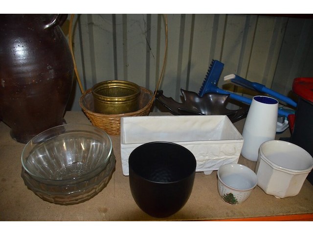 Stoommop black&decker, schrobborstel en aftrekker, personenweegschaal soehnle, pvc wasmand, diverse bloempotten en schalen - afbeelding 8 van  11